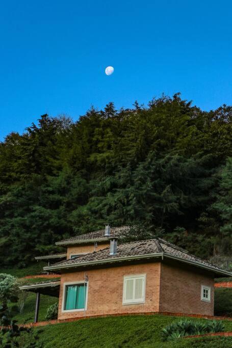 Recanto Dos Beija Flores, Chale Lantana C Monte Alegre do Sul Kültér fotó